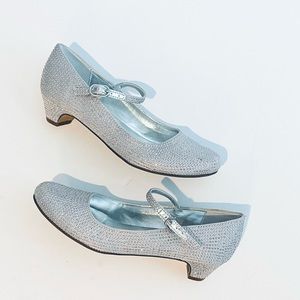 Nina girls Zelia silver satin dress shoe size 2 1/2